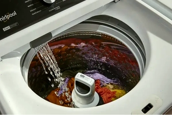 Kiểm tra ống xả nước máy giặt Whirlpool bị tắc nghẽn