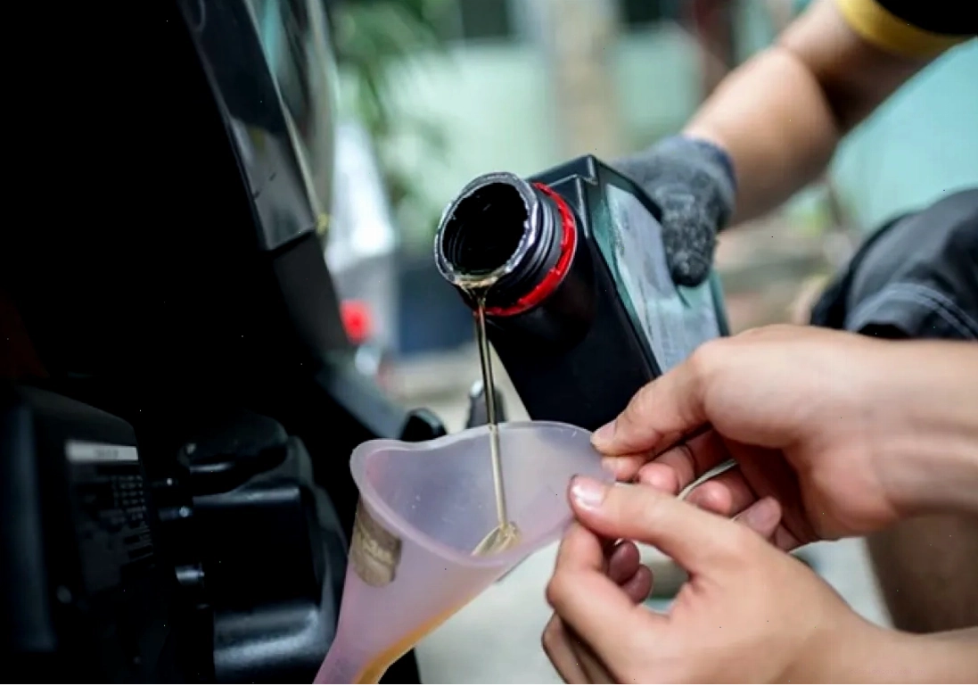 Kiểm tra và thay thế má phanh xe máy khi cần thiết