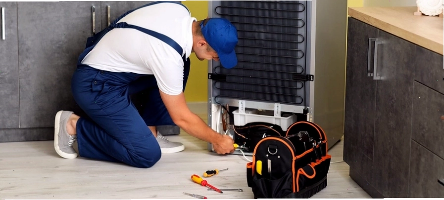 Kiểm tra và vệ sinh khay nước phía sau tủ lạnh