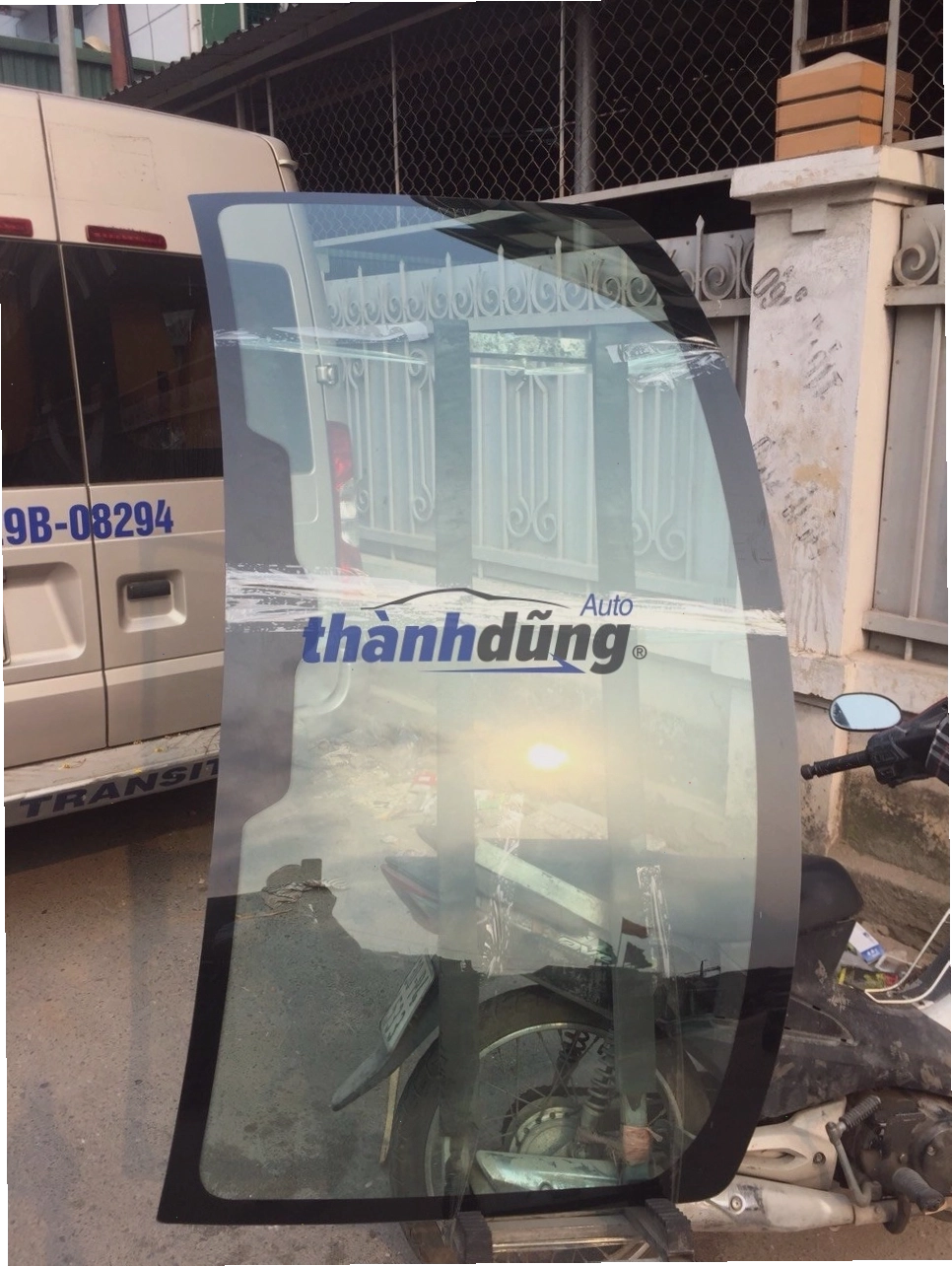 Kính chắn gió trước Ford Transit chất lượng cao
