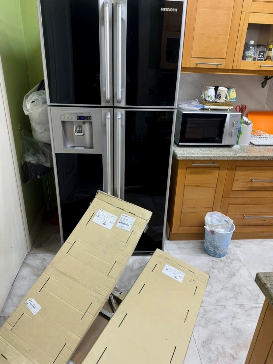 Kỹ thuật viên chuyên nghiệp thay gioăng cửa tủ lạnh Hitachi tại nhà