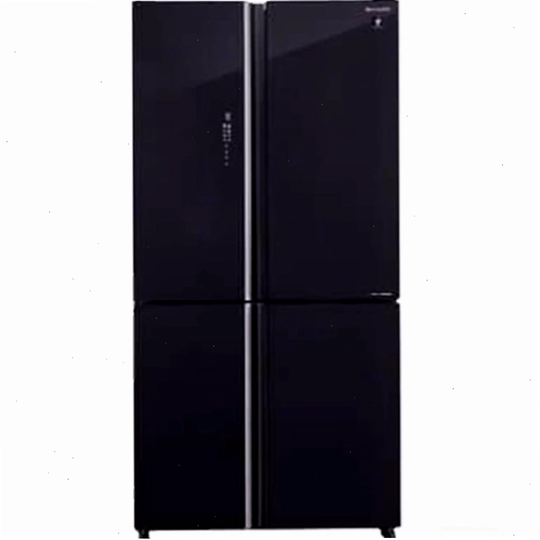 Kỹ thuật viên đang kiểm tra bản lề tủ lạnh