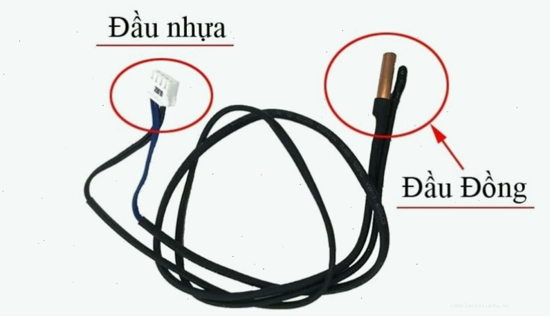 Kỹ thuật viên đang kiểm tra bảng trị số sensor điều hòa Casper