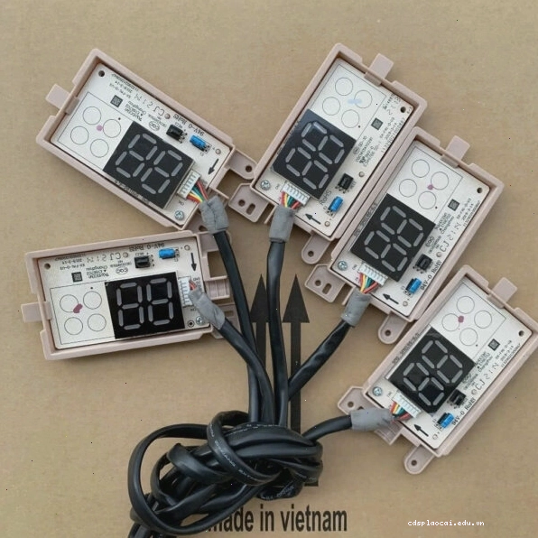 Kỹ thuật viên đang kiểm tra board hiển thị điều hòa Casper