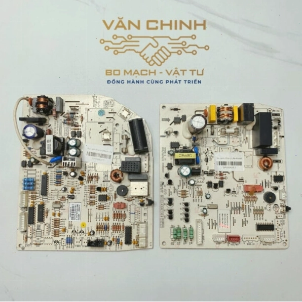 Kỹ thuật viên đang kiểm tra board mạch điều hòa