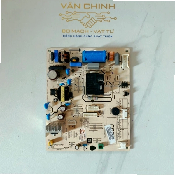 Kỹ thuật viên đang kiểm tra board mạch máy lạnh