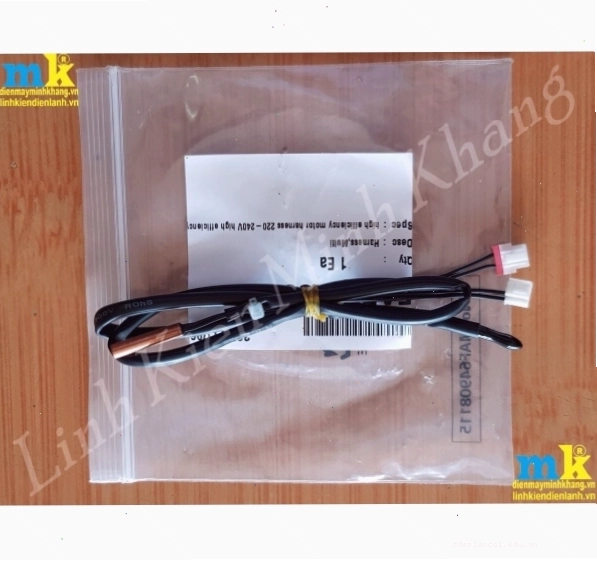 Kỹ thuật viên đang kiểm tra cảm biến nhiệt độ điều hòa LG