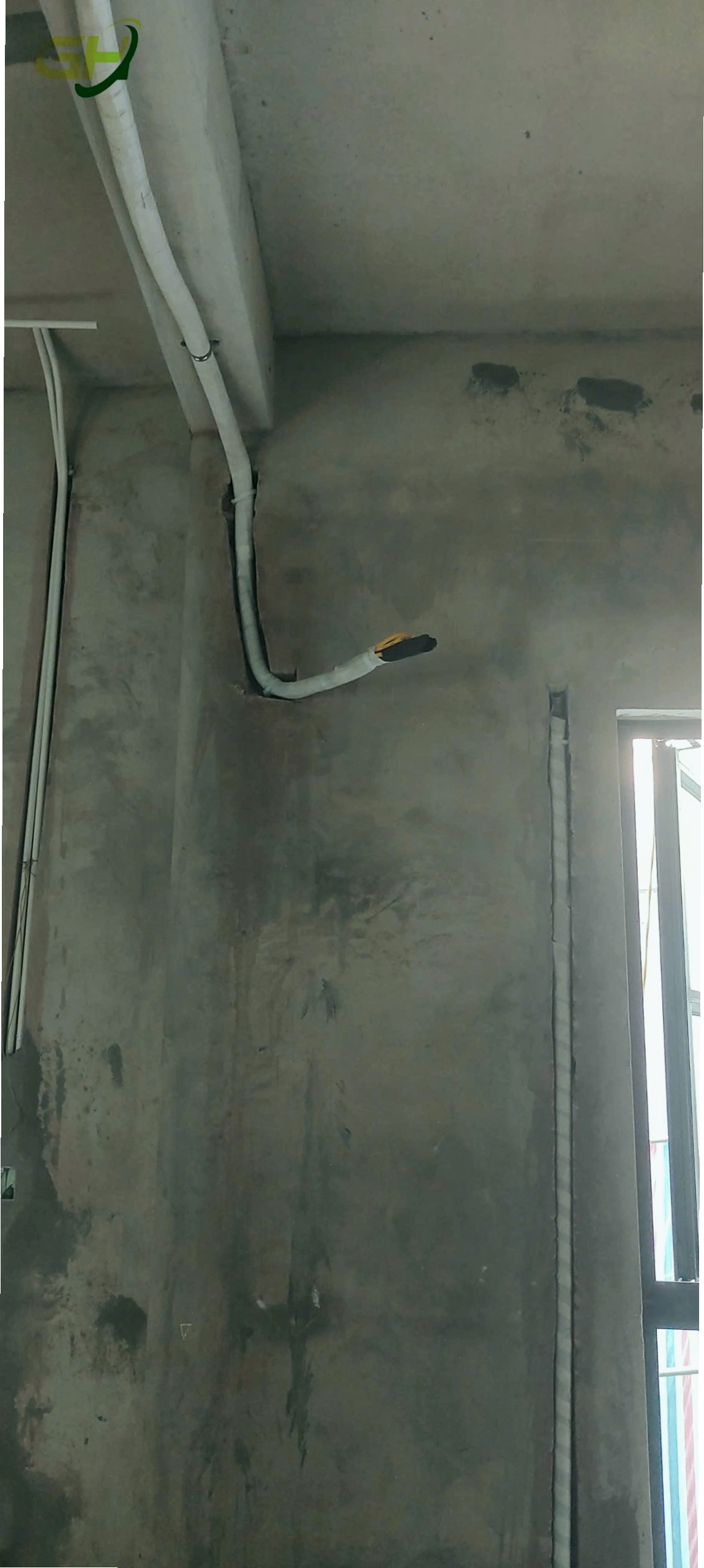 Kỹ thuật viên đang kiểm tra ống thoát nước điều hòa