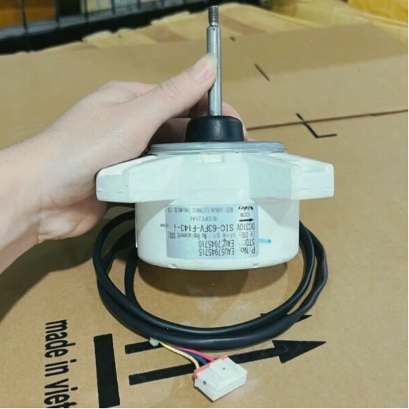 Kỹ thuật viên đang kiểm tra quạt dàn nóng điều hòa