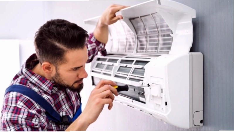 Kỹ thuật viên đang kiểm tra và khắc phục lỗi điều hòa