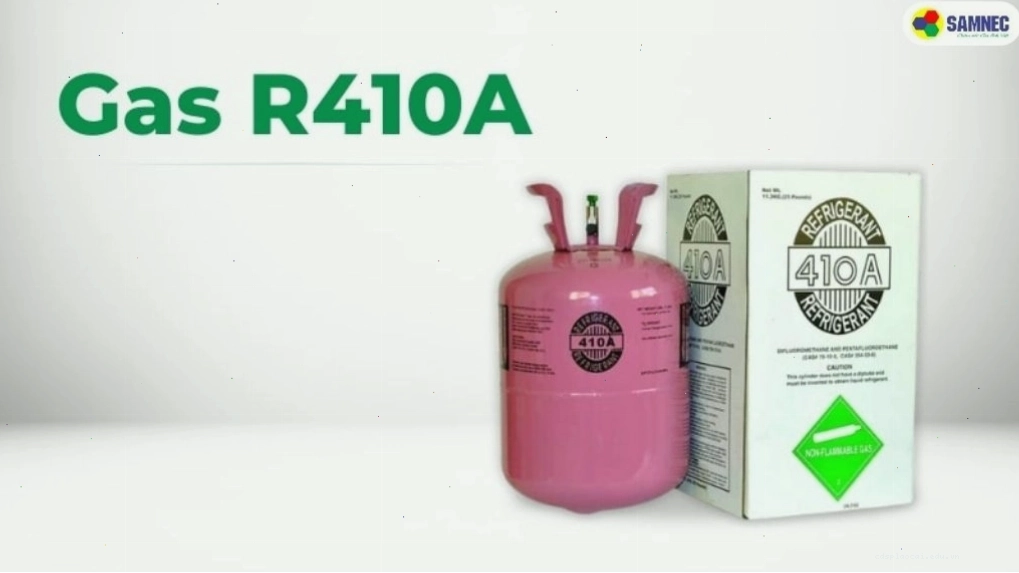 Kỹ thuật viên đang kiểm tra và nạp gas R410A cho hệ thống điều hòa
