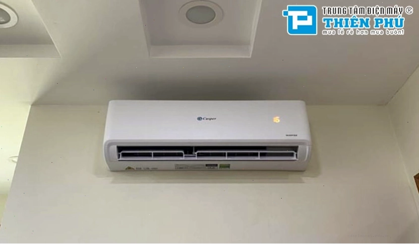 Kỹ thuật viên đang kiểm tra van đảo chiều điều hòa Casper