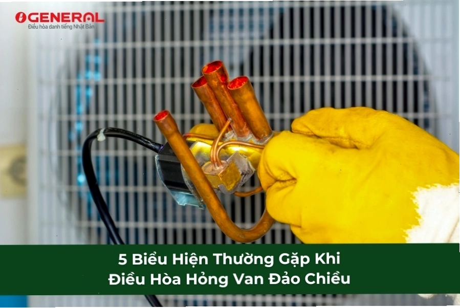 Kỹ thuật viên đang kiểm tra van đảo chiều điều hòa