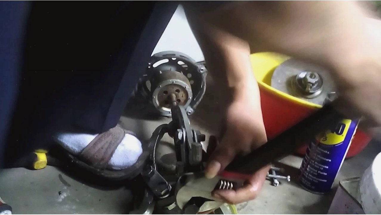 Kỹ thuật viên đang kiểm tra vòng bi máy giặt.