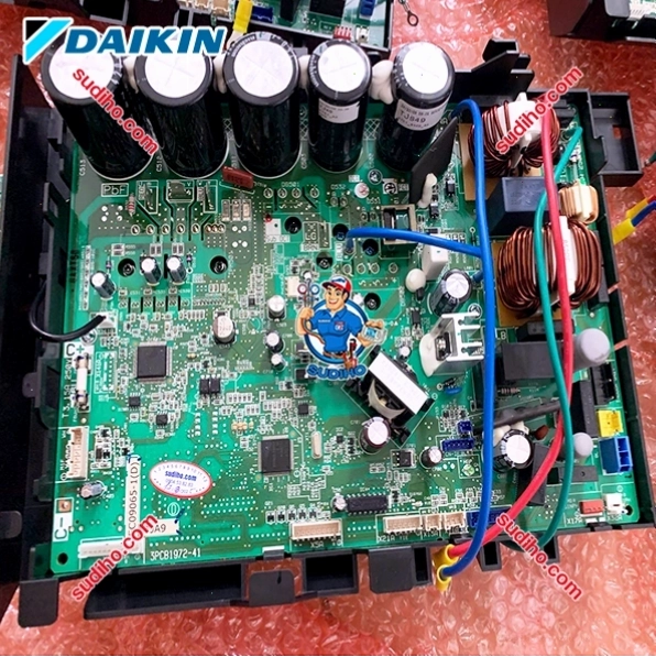Kỹ thuật viên đang lắp đặt chân đế cho dàn nóng điều hòa Daikin