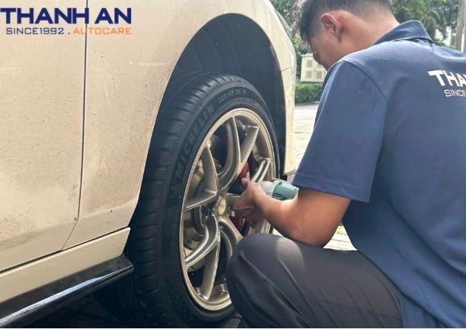 Kỹ thuật viên đang thay lốp xe Mazda 3