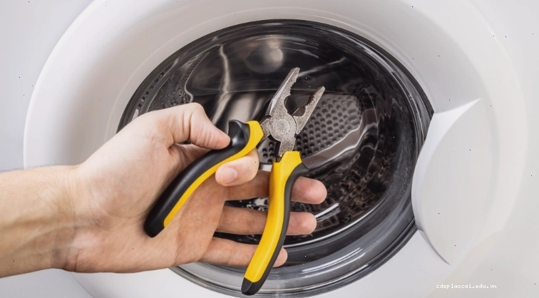 Kỹ thuật viên đang thay thế vòng bi cho máy giặt