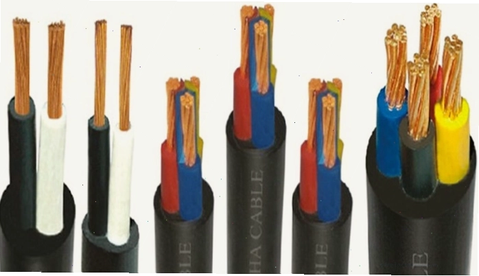 Kỹ thuật viên đang thực hiện đấu nối dây điện cho điều hòa