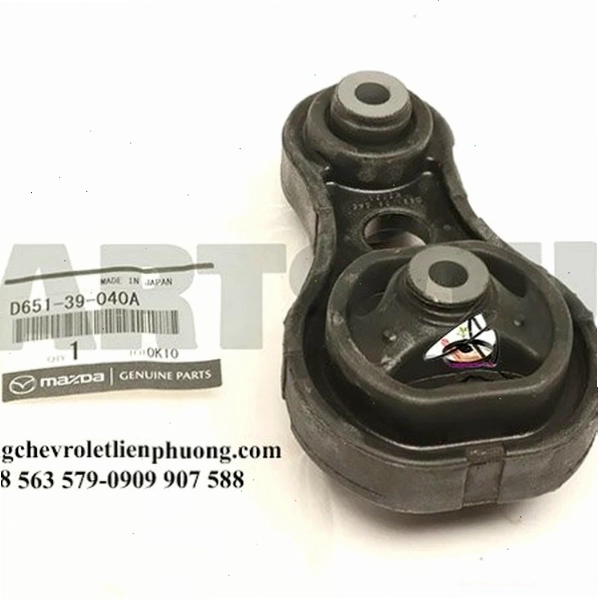 Kỹ thuật viên đang thực hiện thay cao su chân máy Mazda