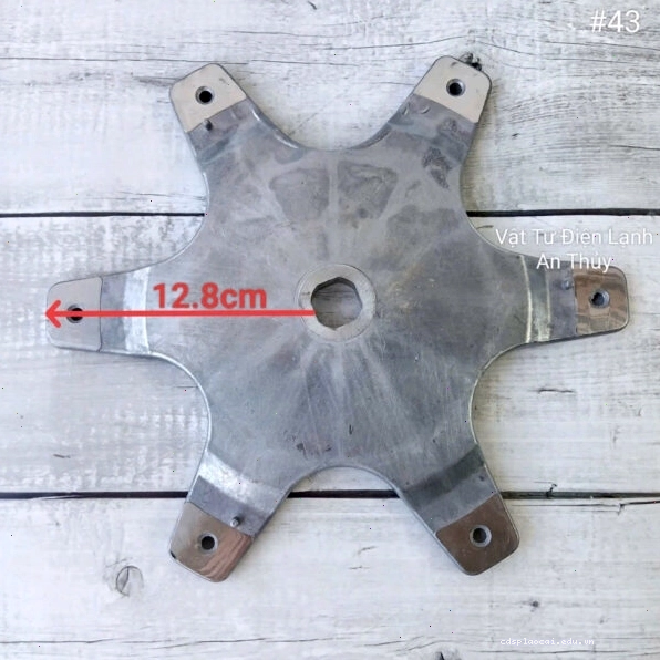 Kỹ thuật viên đang thực hiện thay thế kính cửa máy giặt Sharp