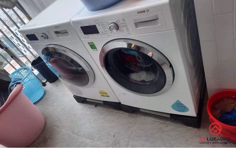 Kỹ thuật viên đang tiến hành lắp đặt chân đế máy giặt