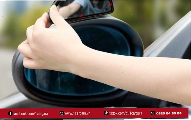 Kỹ thuật viên đang tiến hành lắp đặt gương chiếu hậu Toyota