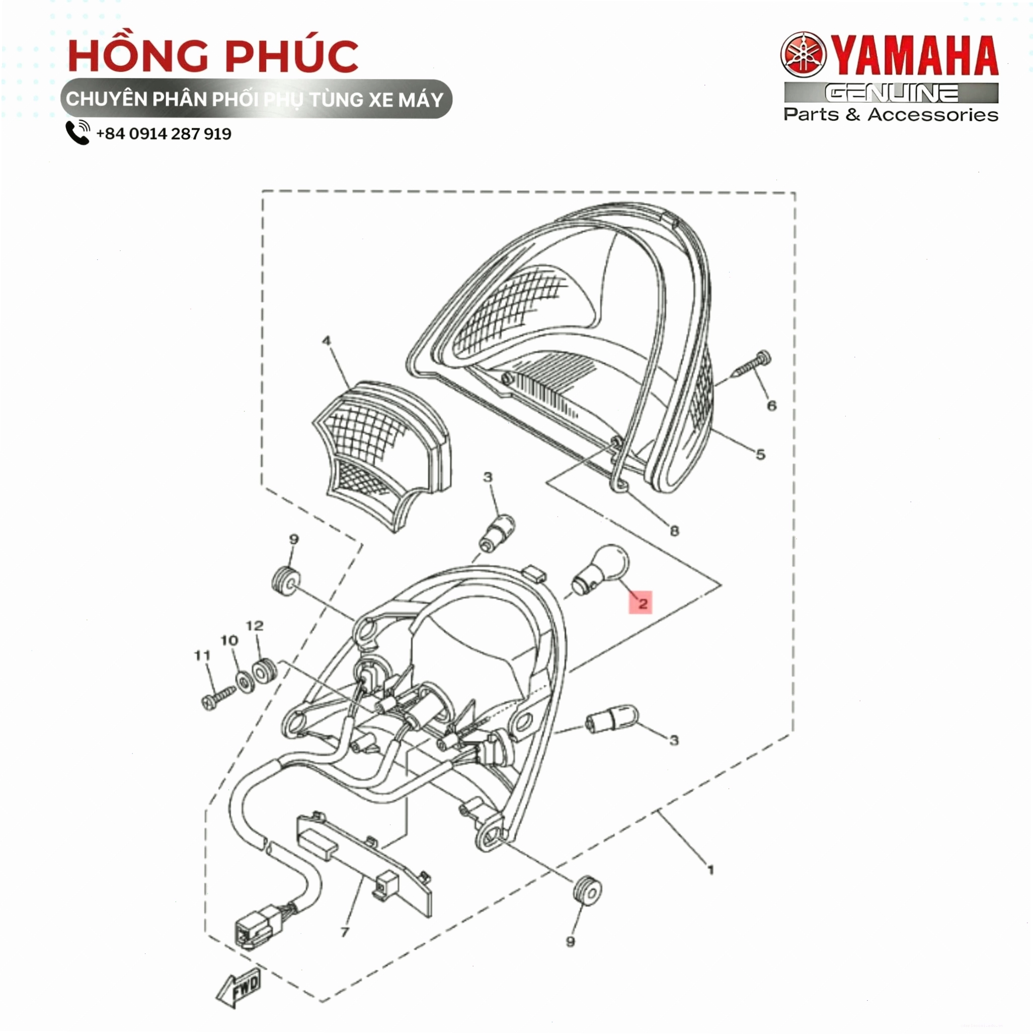 Kỹ thuật viên đang tiến hành thay đèn hậu xe máy Yamaha
