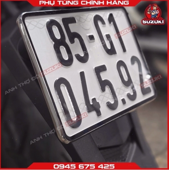 Kỹ thuật viên đang vệ sinh và phục hồi bộ chế hòa khí Suzuki với các dụng cụ chuyên nghiệp