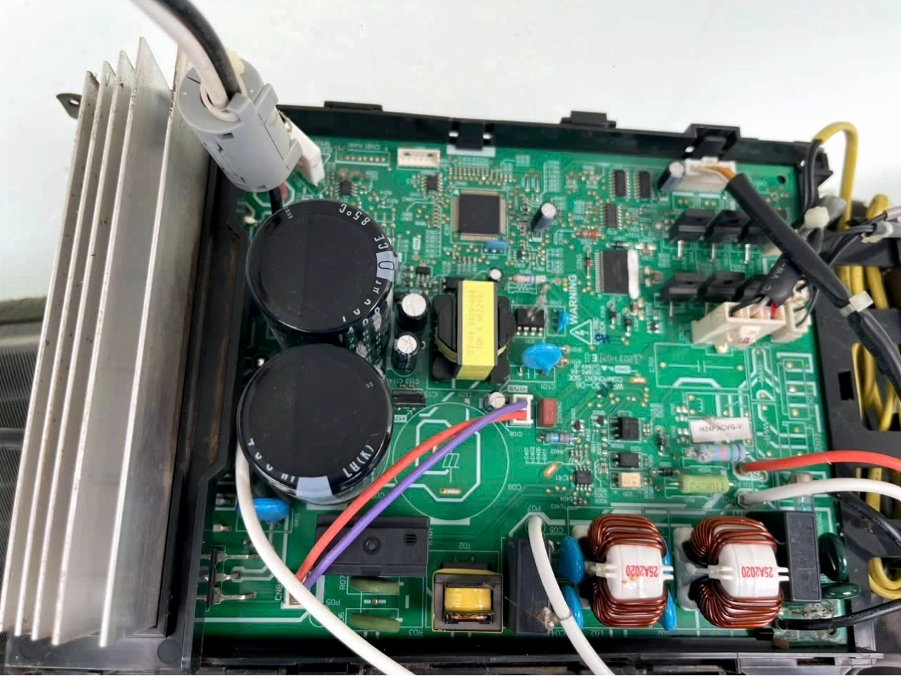 Kỹ thuật viên kiểm tra bo mạch điều hòa Toshiba