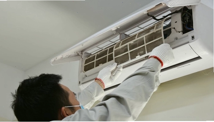 Kỹ thuật viên kiểm tra và sửa chữa quạt gió điều hòa