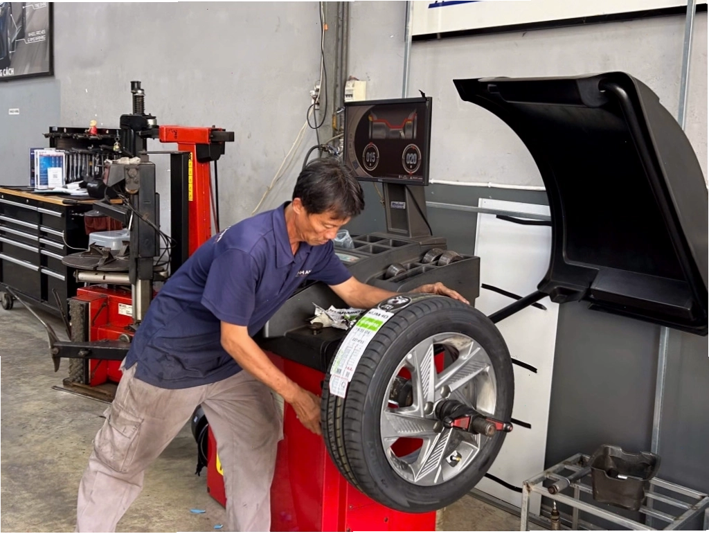 Kỹ thuật viên tại Thanh An Autocare thực hiện cân bằng động lốp