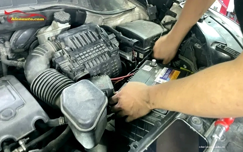 Kỹ thuật viên thay cao su chân máy cho Kia Soluto