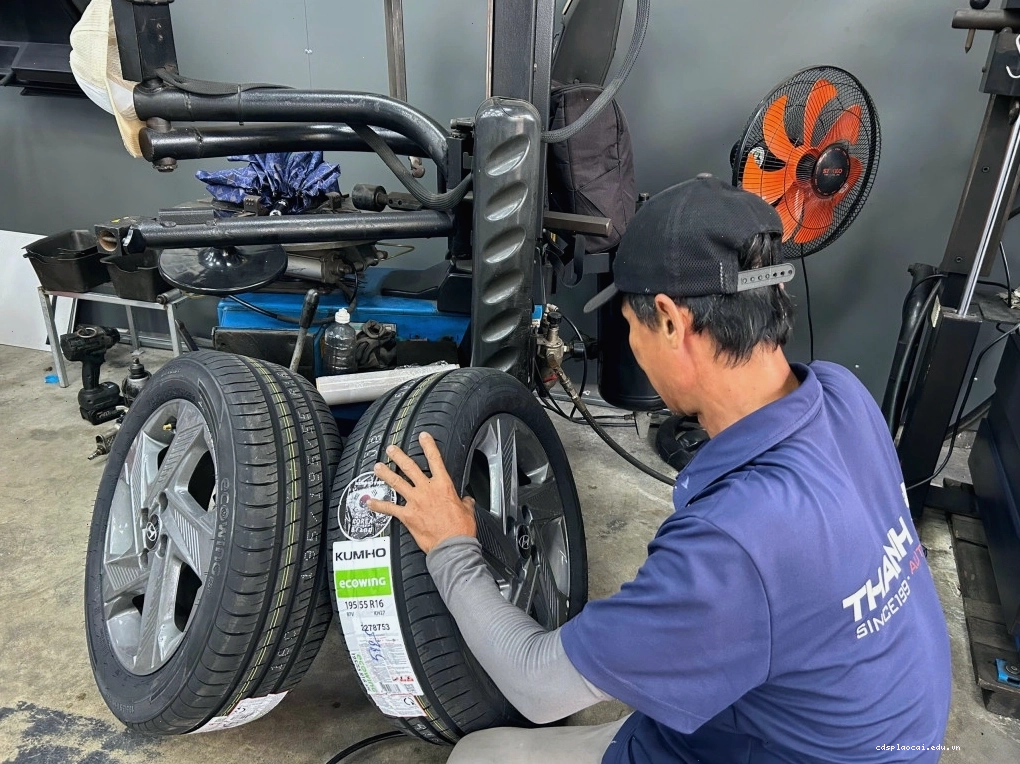 Kỹ thuật viên thay lốp Kumho cho Hyundai Accent