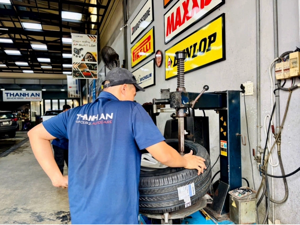 Kỹ thuật viên thay lốp Michelin cho xe VinFast Lux A