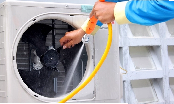 Làm sạch dàn nóng Gree để kiểm tra tình trạng vỏ