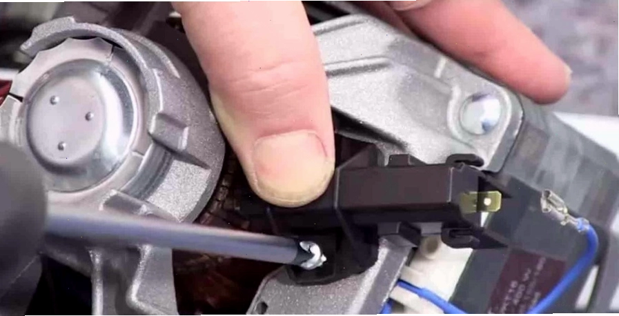 Lắp đặt chổi than mới cho động cơ máy giặt