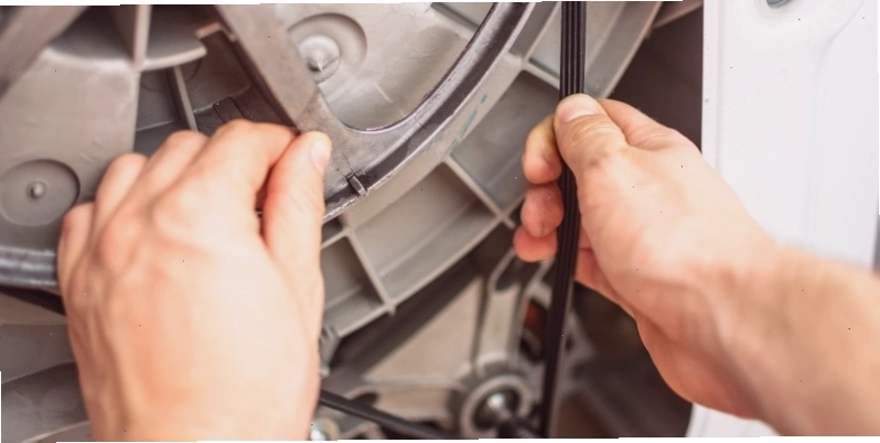 Lắp đặt dây curoa máy giặt Sharp mới vào vị trí
