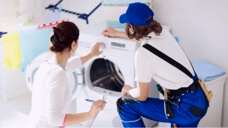 Liên hệ trung tâm bảo hành để sửa máy giặt Electrolux