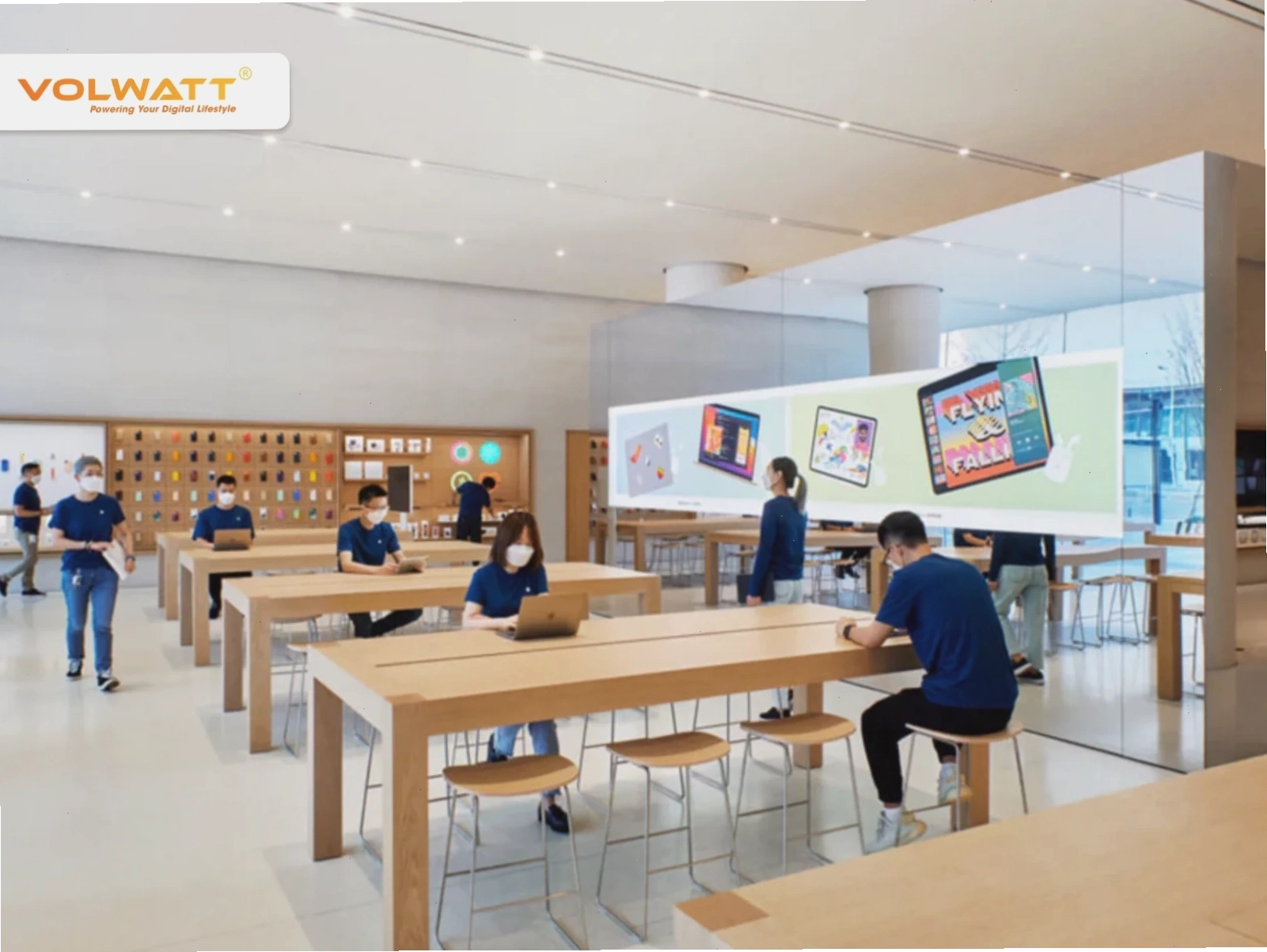 Mang điện thoại Samsung và bộ sạc đến trung tâm uy tín để kiểm tra