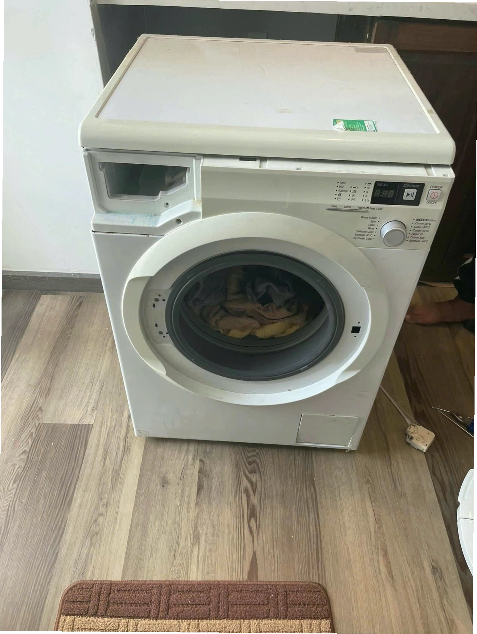 Máy giặt Hitachi bị gãy tay nắm cửa gây khó khăn khi sử dụng
