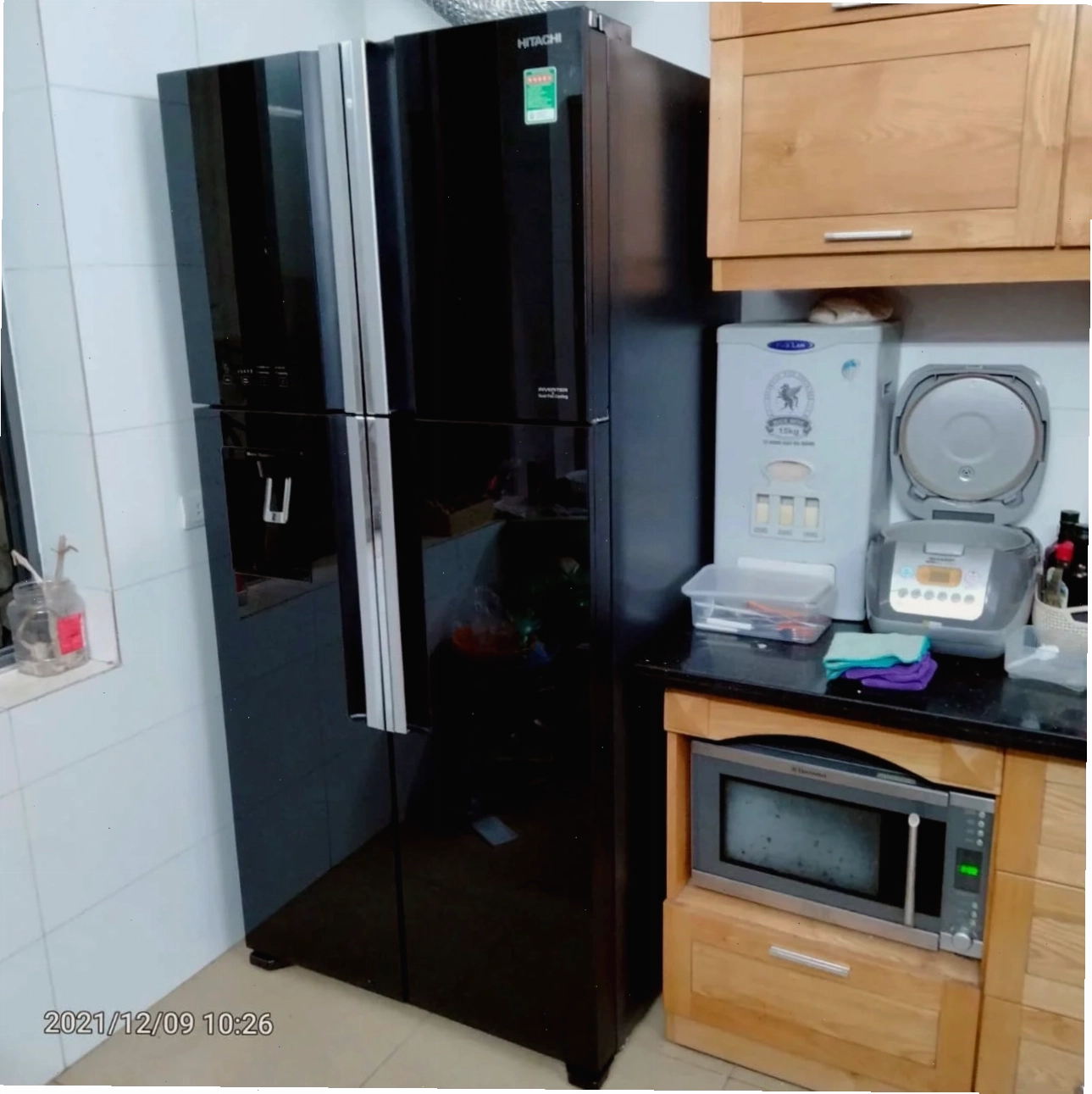 Mô tả cách kích hoạt chế độ khóa trẻ em trên bảng điều khiển tủ lạnh Hitachi