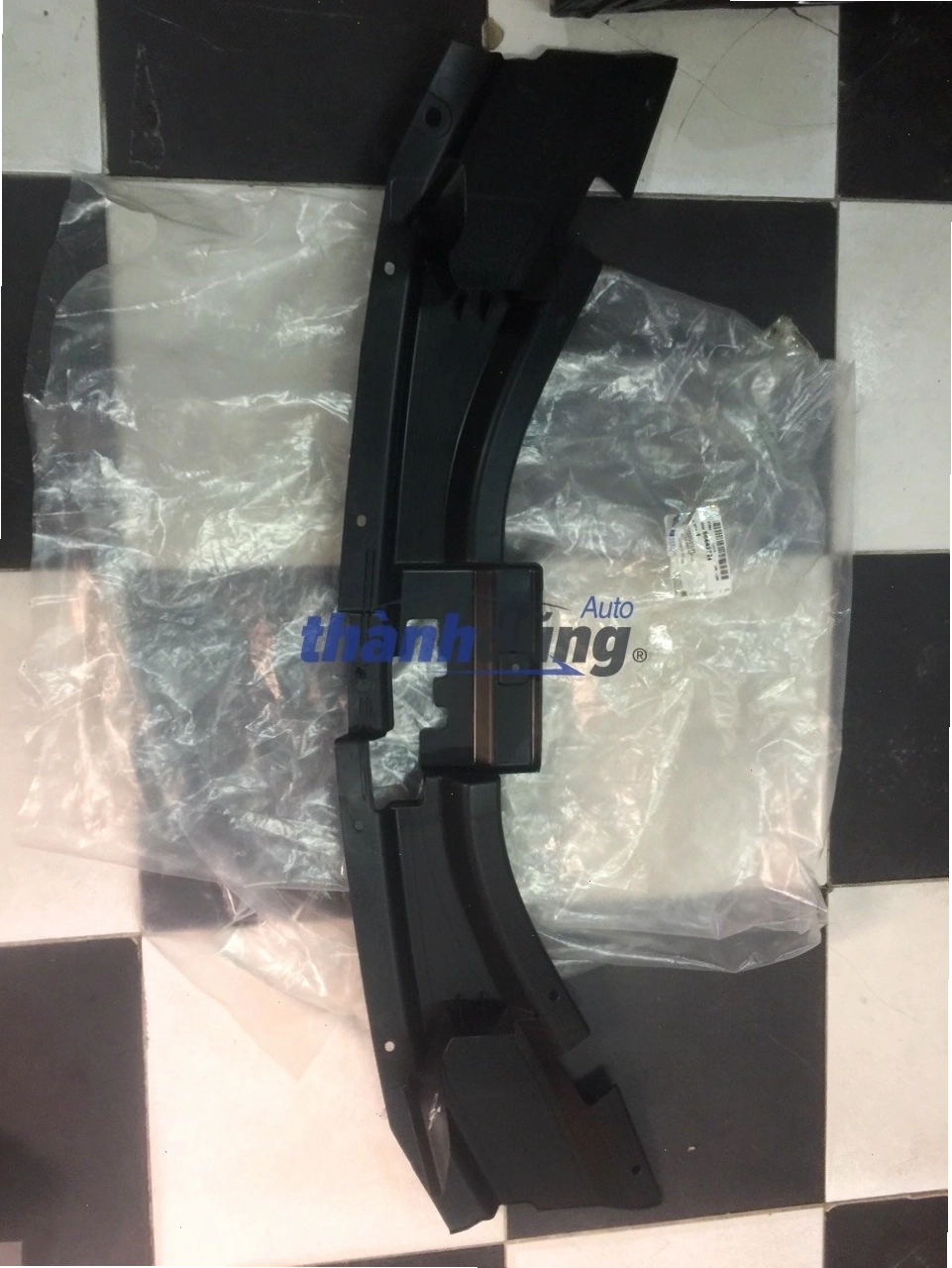 Nắp capo Chevrolet Captiva màu trắng