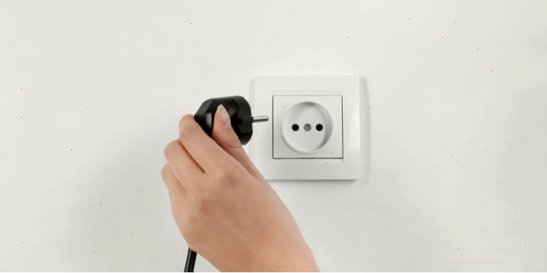 Ngắt kết nối dòng điện với máy giặt để đảm bảo an toàn