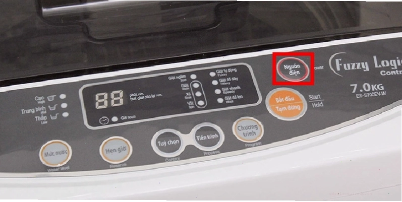 Người dùng nhấn nút Power để khởi động máy giặt Sharp