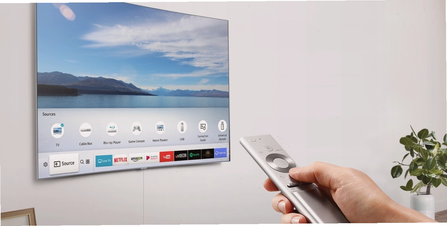 Người dùng sử dụng điều khiển giọng nói của Samsung để điều khiển tivi