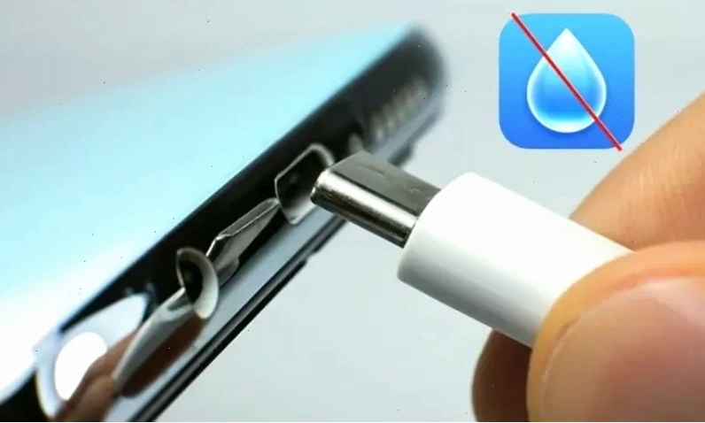 Nguyên nhân điện thoại Samsung báo cổng sạc bị ẩm do tiếp xúc nước