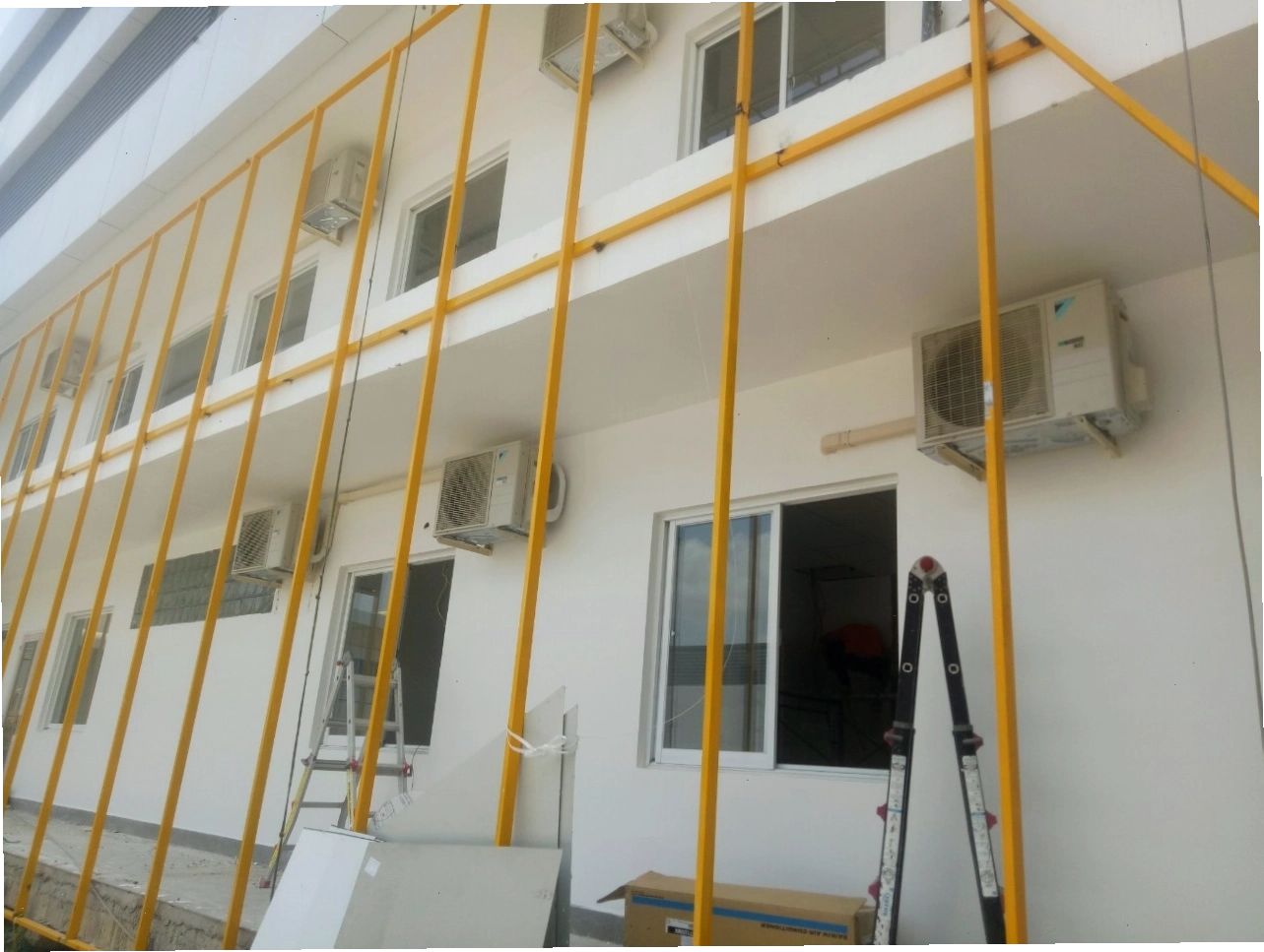 Nhân viên kỹ thuật đang kiểm tra bình gas trong quá trình bảo trì máy lạnh