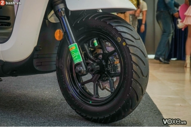 Nhân viên tư vấn khách hàng chọn lốp xe