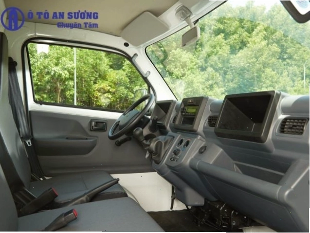 Nội thất bên trong xe tải Suzuki Carry Pro với các bộ phận động cơ