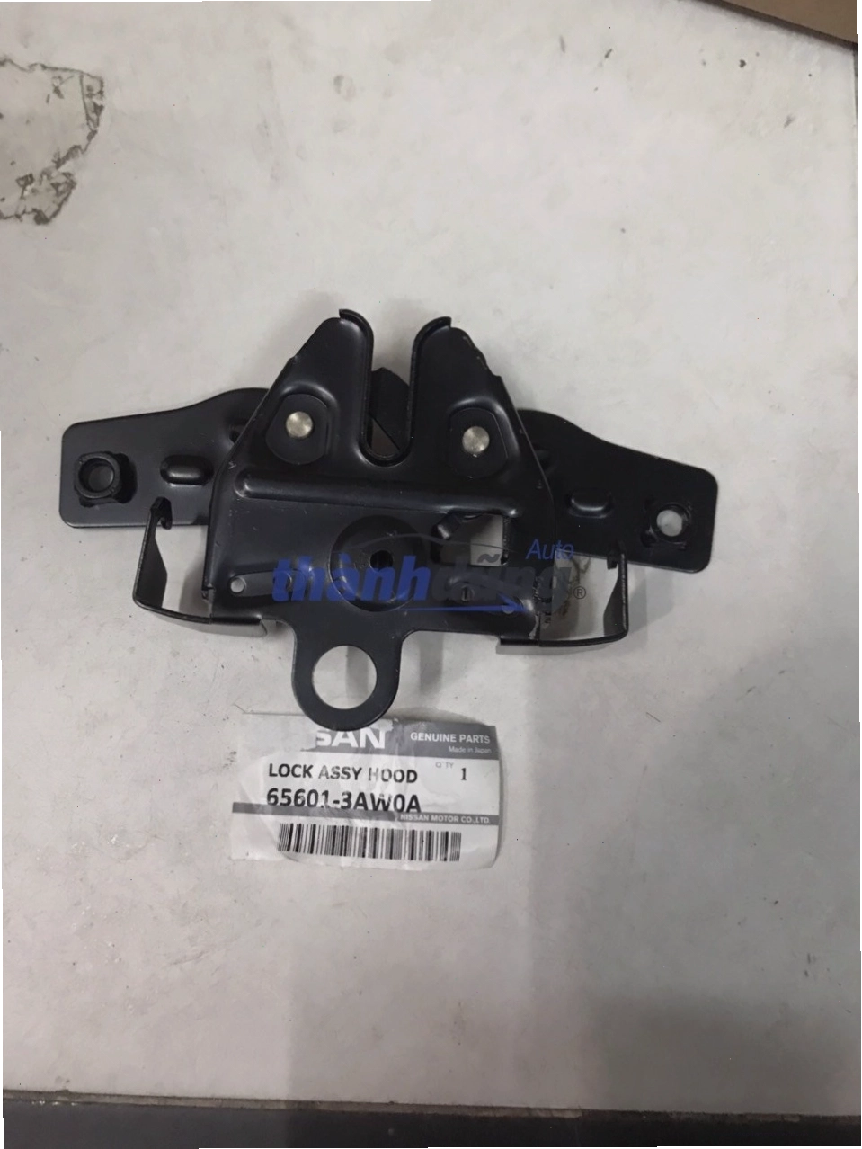 Ổ khóa capo Nissan Sunny - thể hiện chi tiết cơ cấu đóng mở